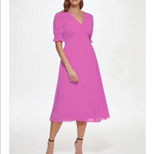 NWOT DKNY
Smocked Short Sleeve V-Neck Midi Dress